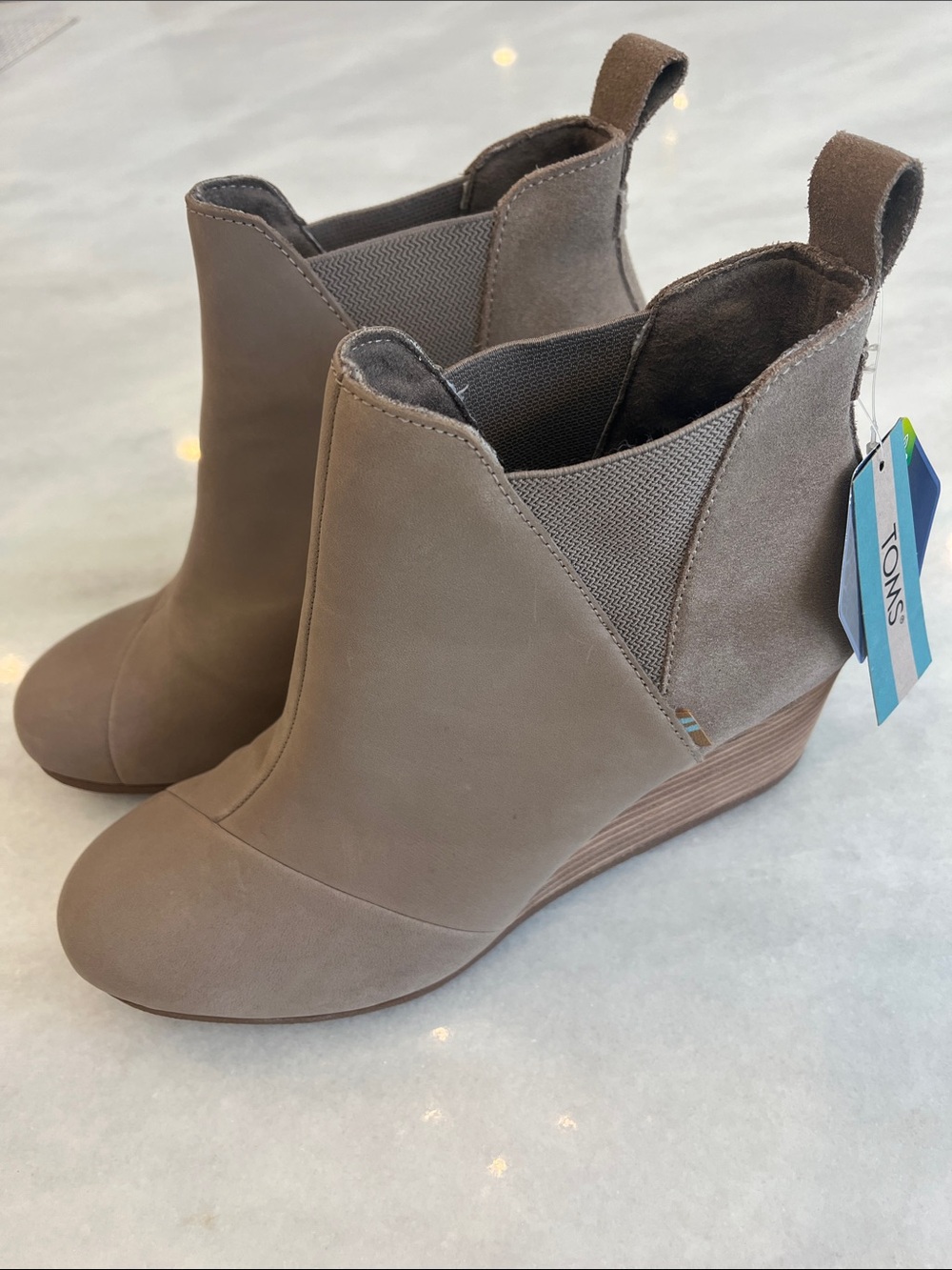 NEW TOMS Kelsey Booties Ankle Wedge Boots Taupe Grey Leather Suede Size 9 - Picture 3 of 13